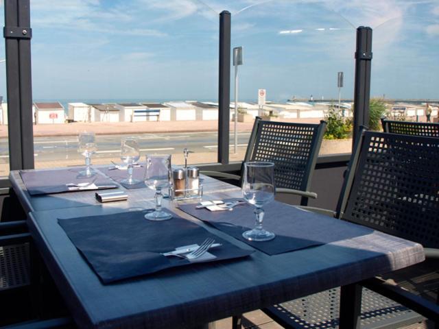 Hotel De La Plage Calais Bagian luar foto
